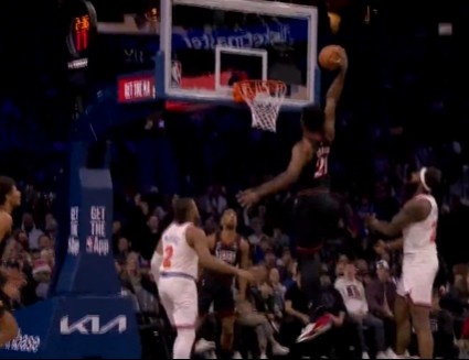 开云体育下载-石破天惊！格莱姆斯送回传 恩比德跟进起飞满弓战斧暴力劈扣